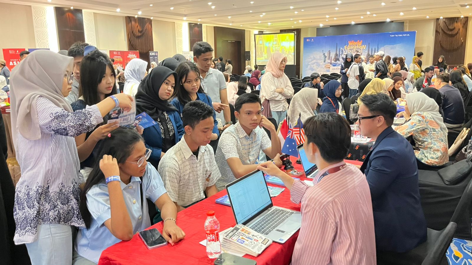 Meriahkan-Event-NIEC,-Peserta-Padati-Booth-NIO-Tanyakan-Double-Degree